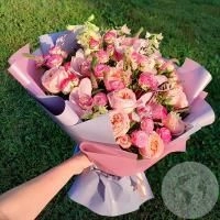 Букет из роз, орхидей, вероники и фисташки