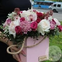 Композиция из роз, орхидей и гвоздик в ящике