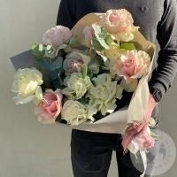 11 розовых и белых роз с эвкалиптом в магазине Цветы Планеты