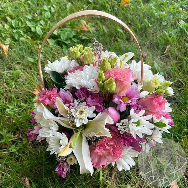 Купить корзину цветов в Москве: заказать композицию букет в корзине с доставкой, цены
