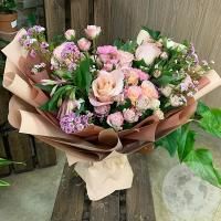 Букет из роз, альстромерий и гвоздик "Встречая радость" в магазине Цветы Планеты