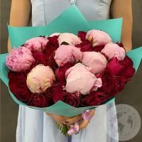 Букет из розовых пионов и красных роз "Для тебя" в магазине Цветы Планеты
