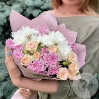 Букет из 5 белых хризантем и 3 кустовых розовых роз в магазине Цветы Планеты