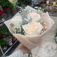 Букет из роз и гипсофилы "Мгновения радости" в магазине Цветы Планеты