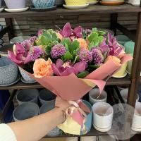Букет из роз, орхидеи, сантини "Радость" в магазине Цветы Планеты