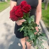7 роз красных 110 см.
