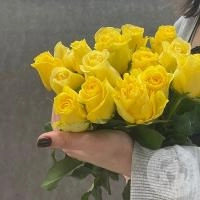 17 роз желтых 40 см. в магазине Цветы Планеты