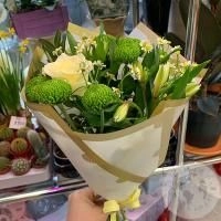 Букет из роз, альстромерий и хризантем "Зеленое чудо" в магазине Цветы Планеты