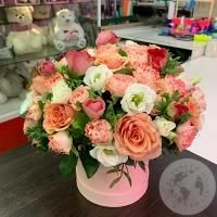 Композиция цветов из роз в коробке