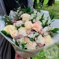 Букет из роз, гвоздики и орхидеи в магазине Цветы Планеты