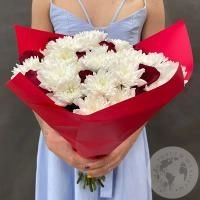 Букет из белых хризантем и красных роз