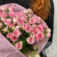 Букет из 25 кустовых роз розовых 60 см в магазине Цветы Планеты