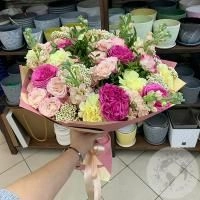 Букет из роз, гвоздик и маттиолы "Красота" в магазине Цветы Планеты